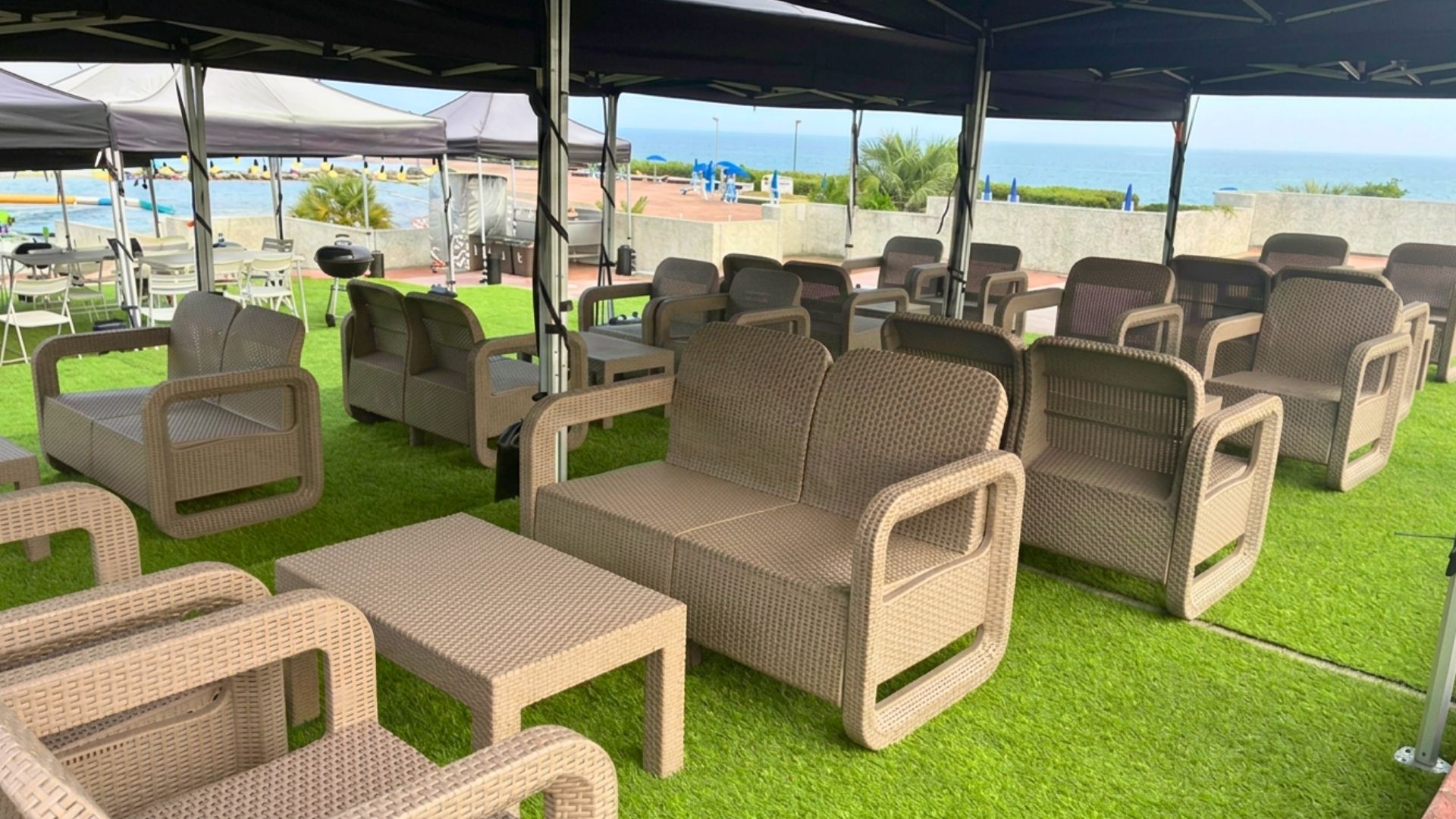 OISO BEACH SIDE BBQのテントエリア。ソファー席とテーブルを備えた休憩スペース