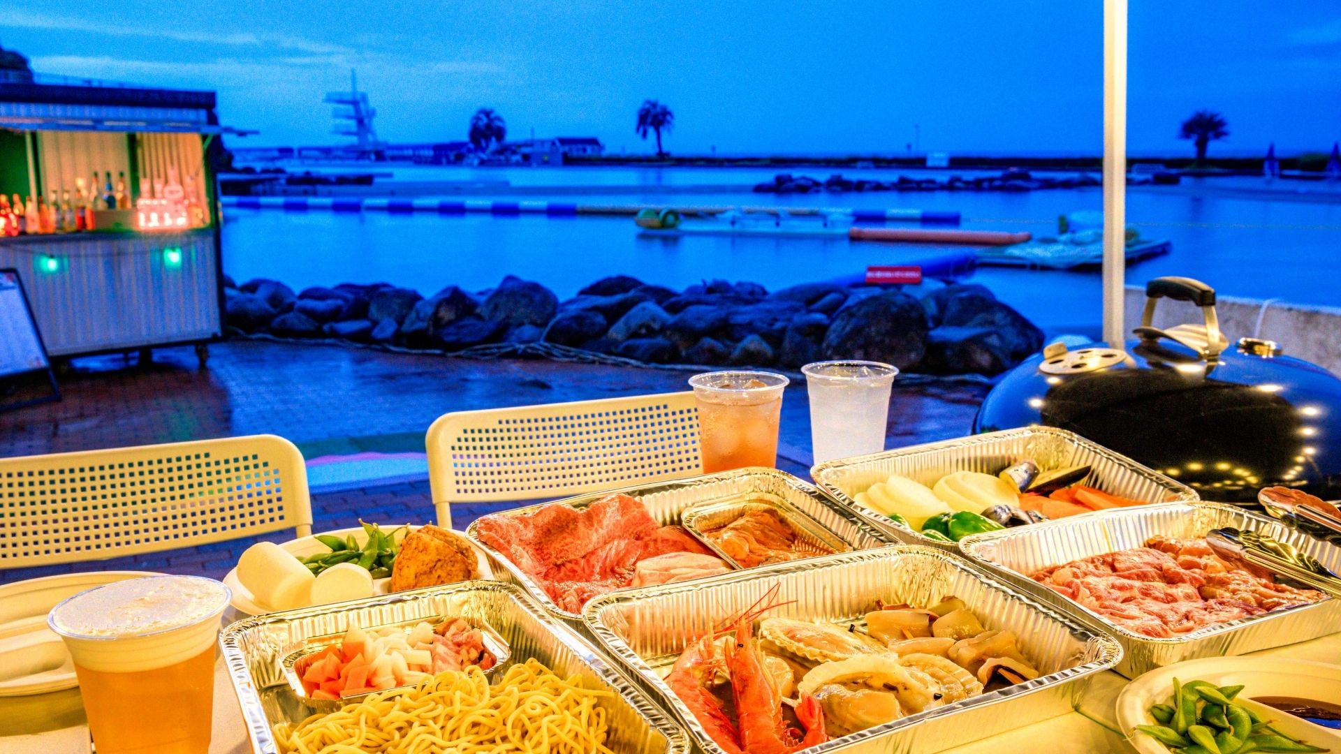 秋のOISO BEACH SIDE BBQで炭火BBQを楽しむ様子