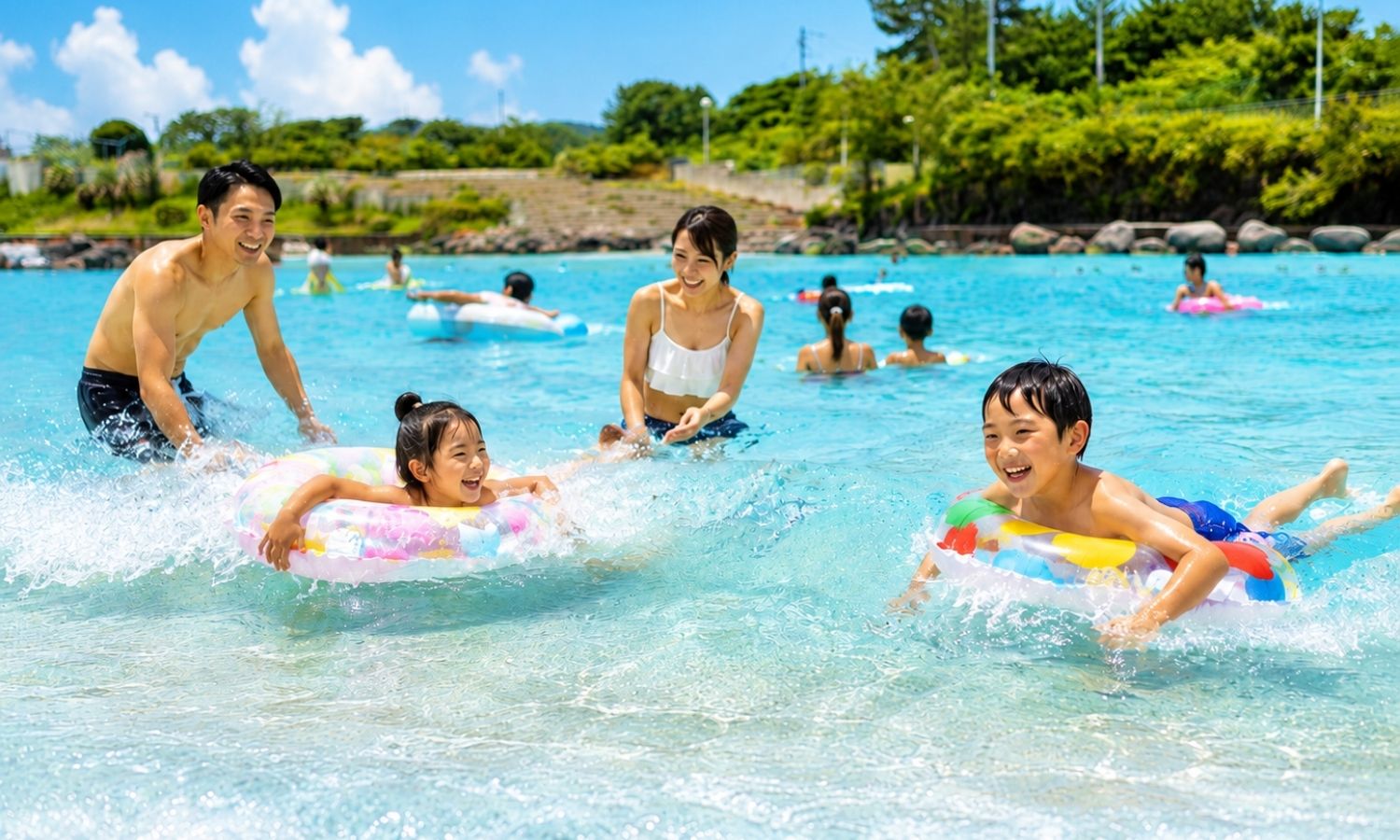 家族でプールを楽しむ様子